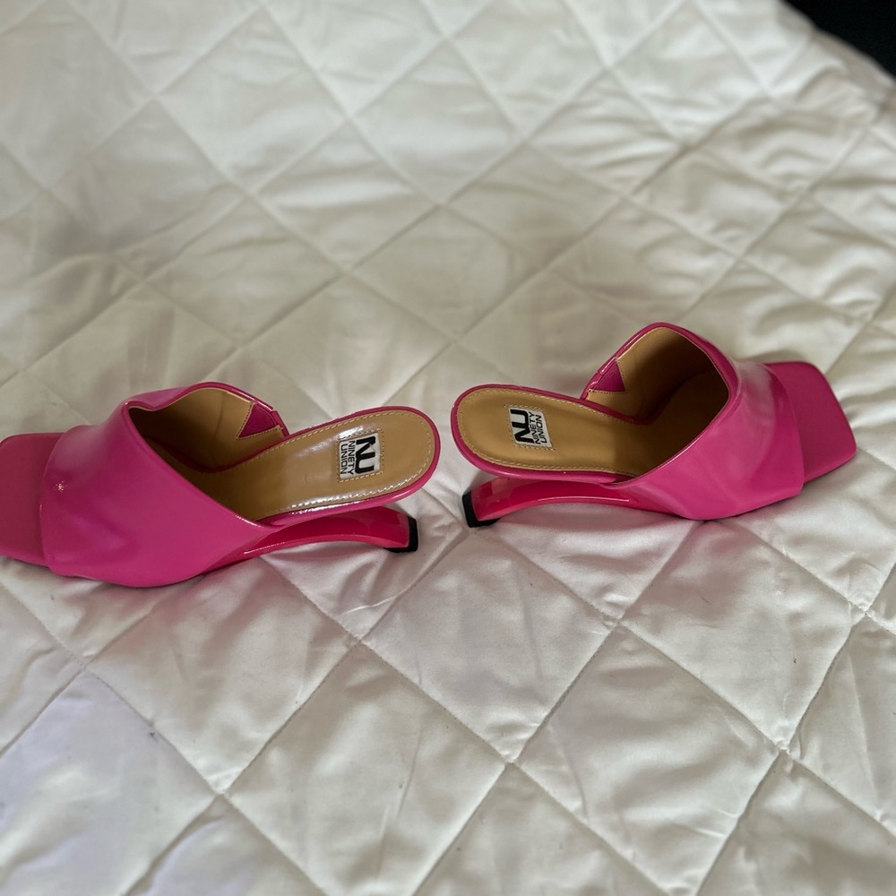 Fuchsia Open Toe Pumps With Split Heel. - image 3